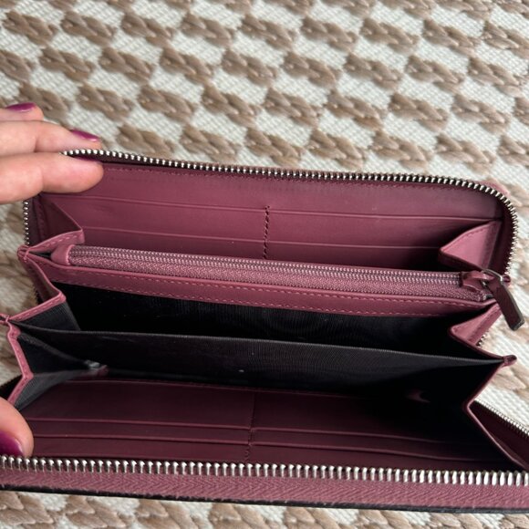 Like New Gucci Wallet - Picture 3 of 10